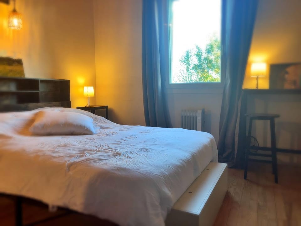 Bed, Photo of the whole room, Bedroom