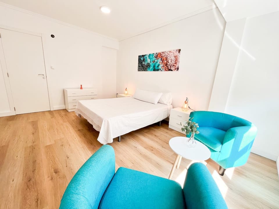 Bed, Photo of the whole room, Seating area, Bedroom, Area and facilities