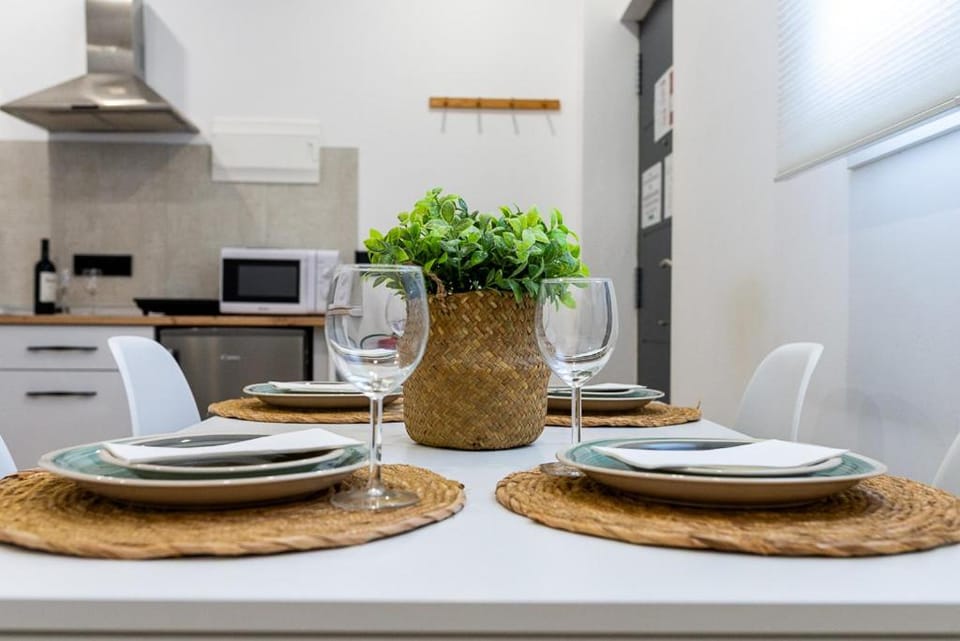 Kitchen or kitchenette, Dining area