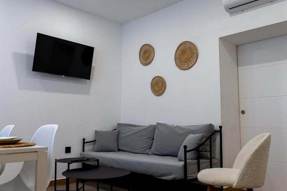 Communal lounge/ TV room, TV and multimedia, Living room, Dining area