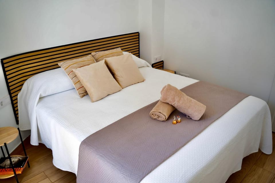 Photo of the whole room, Bedroom