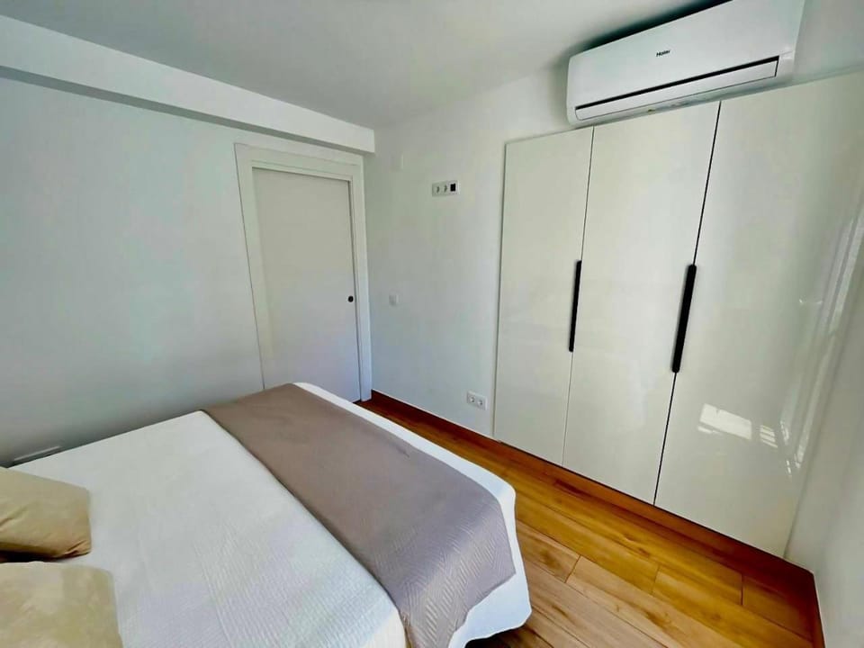 Photo of the whole room, wardrobe, air conditioner