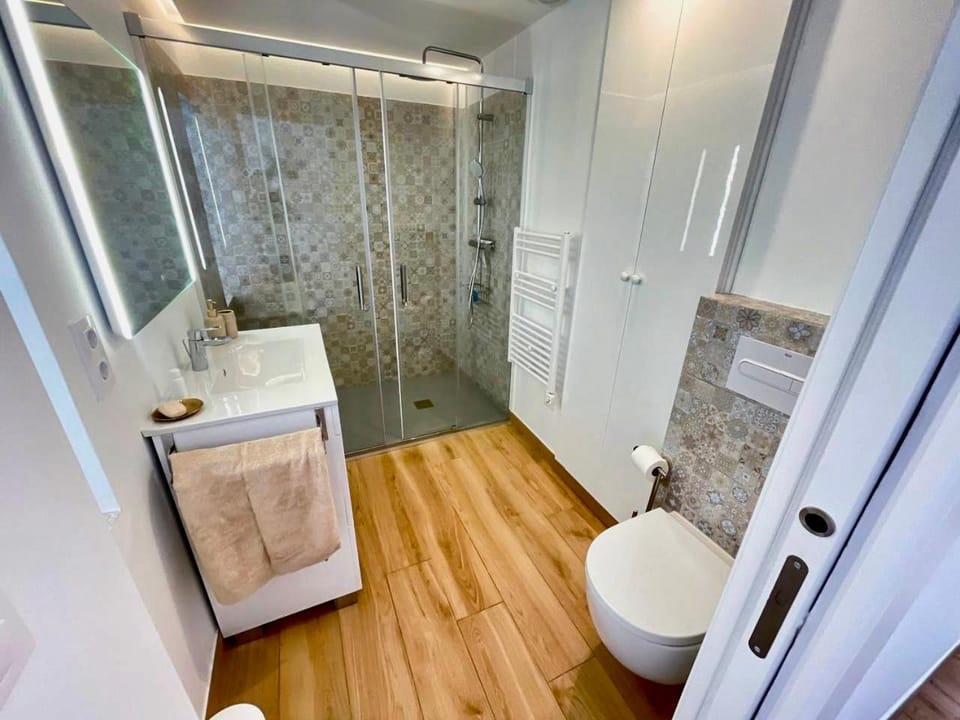 Shower, Toilet, Bathroom, laundry, washing machine