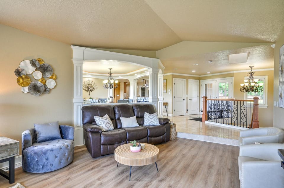 Portland Area Group Getaway Hot Tub and Views! House in Washington