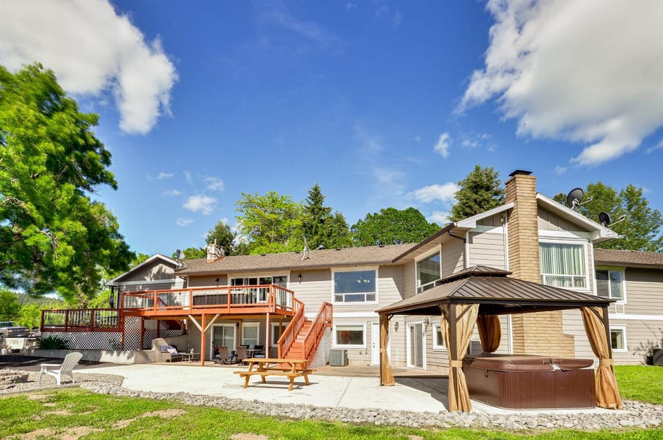 Portland Area Group Getaway Hot Tub and Views! House in Washington