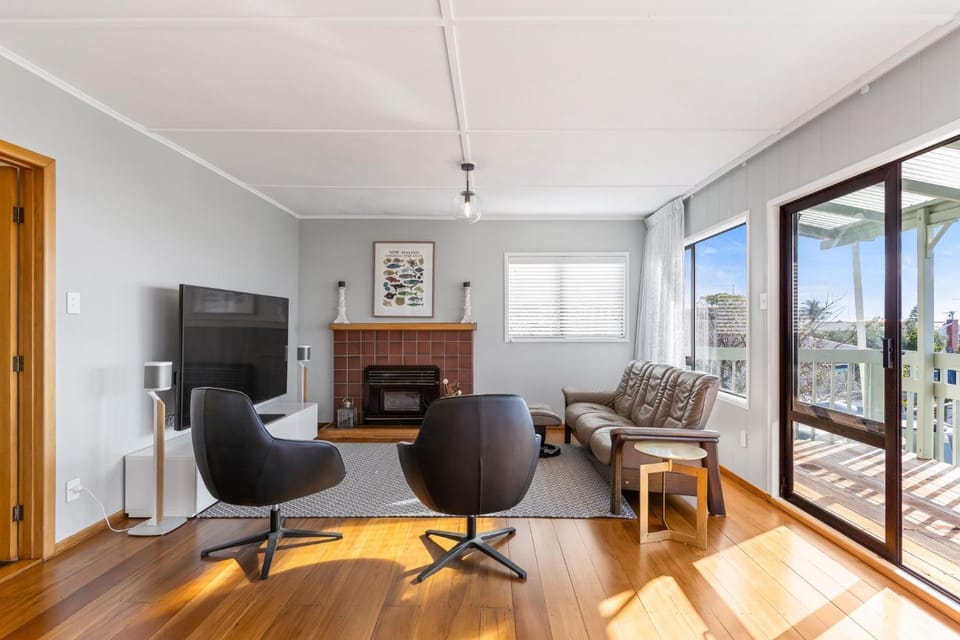 TV and multimedia, Living room, Seating area, fireplace