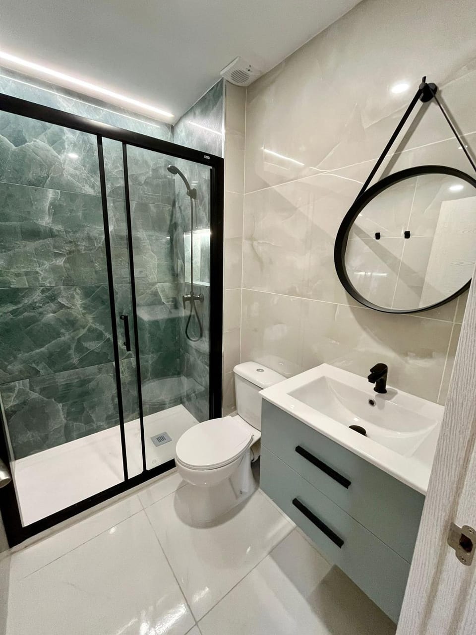 Shower, Toilet, Bathroom, Bath