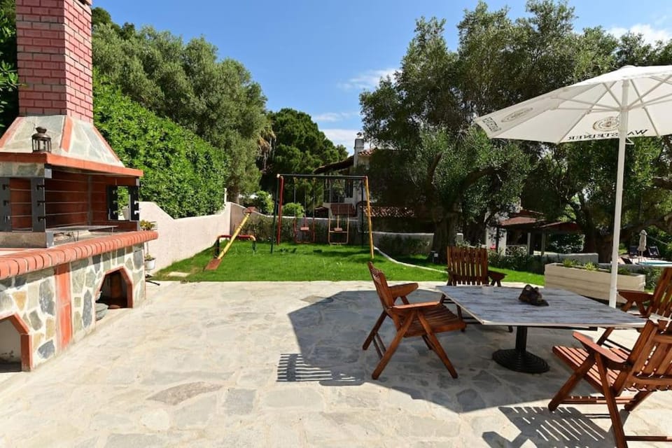 Patio, Day, Natural landscape, BBQ facilities, Garden, Garden, Dining area, Garden view