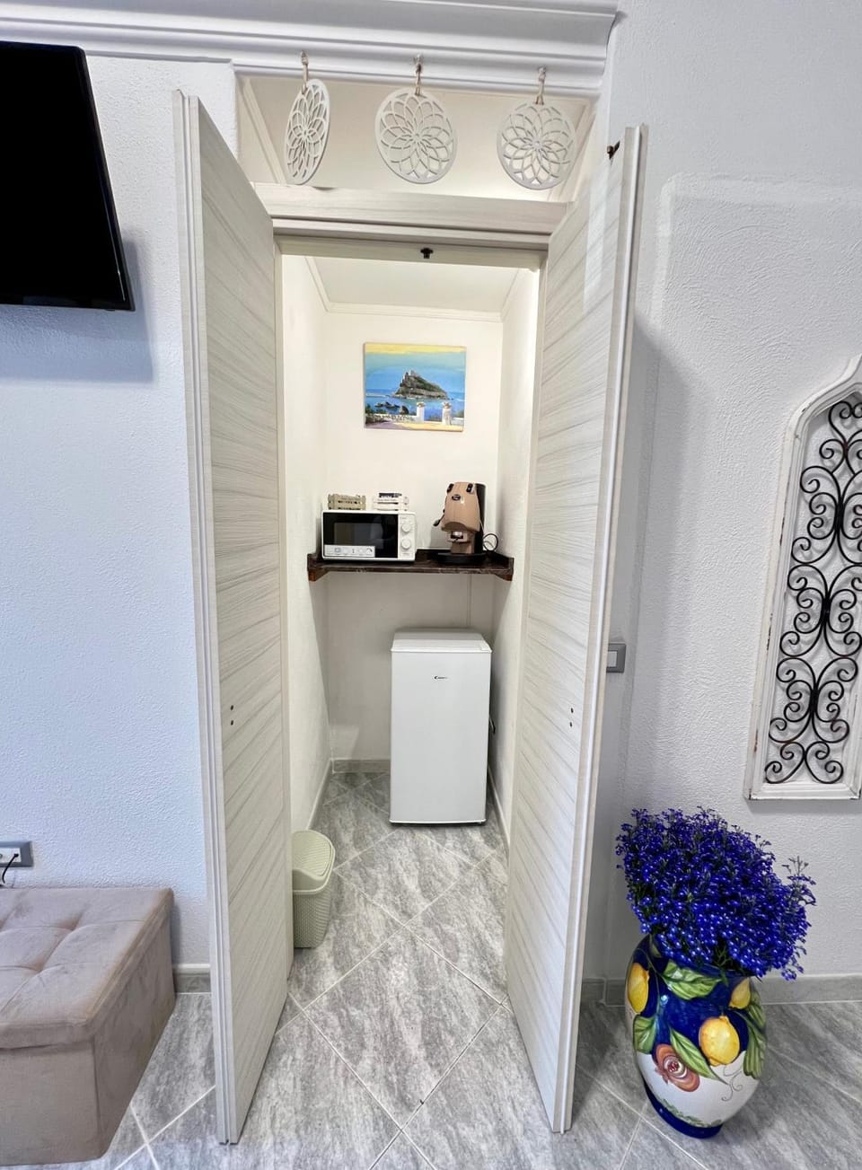 minibar, oven