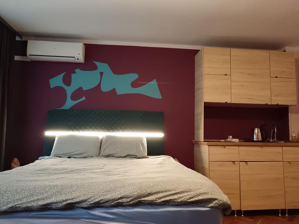 Bed, Photo of the whole room, Bedroom, air conditioner