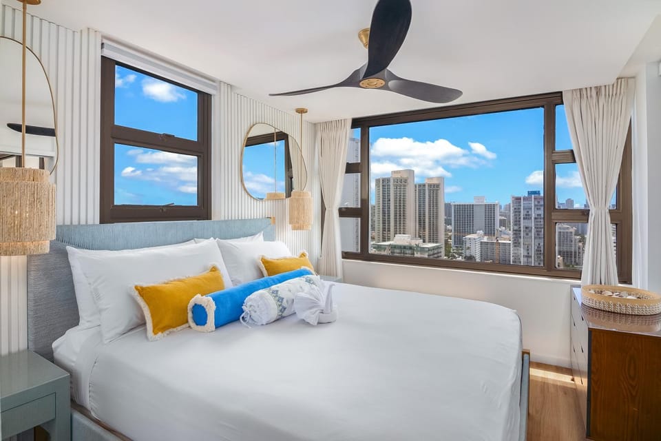 Bed, Photo of the whole room, Bedroom, City view, towels