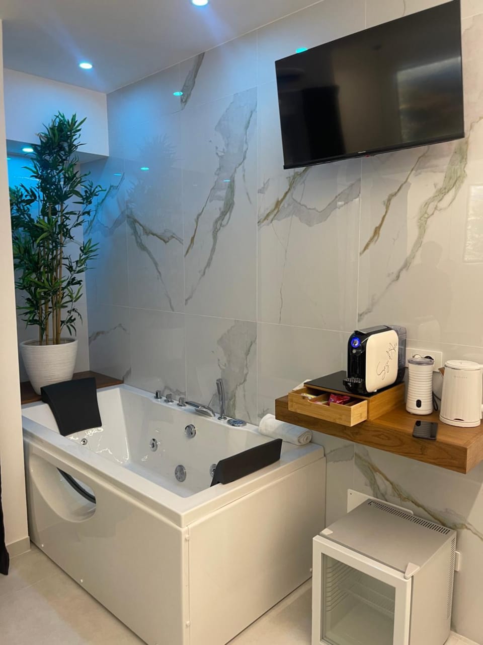 Hot Tub, Bathroom, TV and multimedia