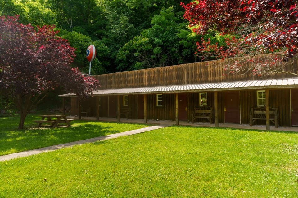Seneca Pines Lodge Motel in Shenandoah Valley