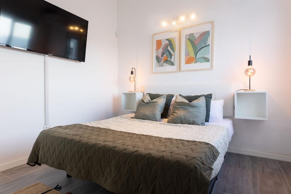 Bed, TV and multimedia, Photo of the whole room, Bedroom