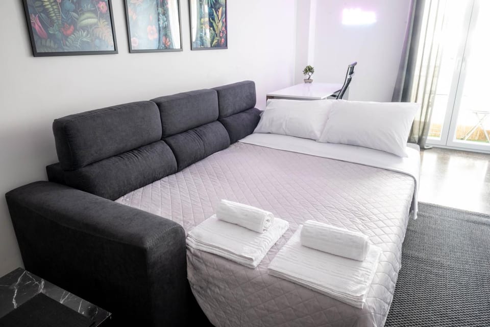 Bed, Seating area, towels