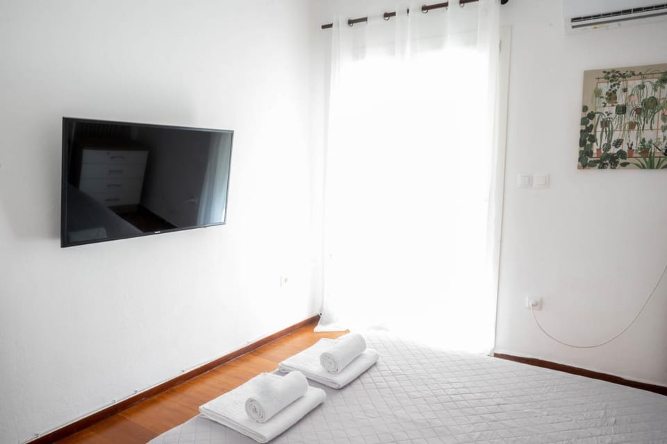 Bed, TV and multimedia, Bedroom, towels