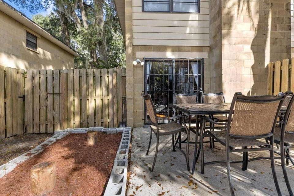Family Friendly Townhouse with Reading Nook and Bike Apartment in Gainesville