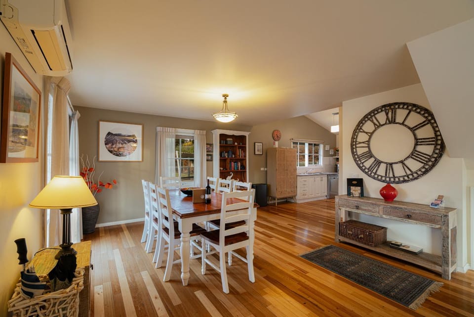 Seating area, Dining area