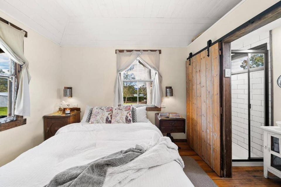 Scribbly Gum Cottage -Rustic Picturesque Romantic House in Barrengarry