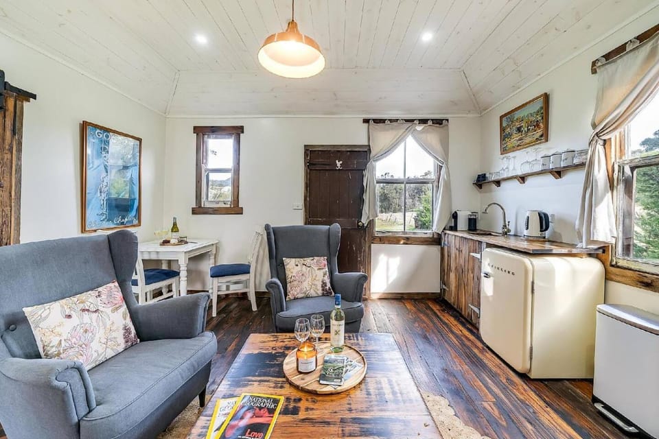 Scribbly Gum Cottage -Rustic Picturesque Romantic House in Barrengarry