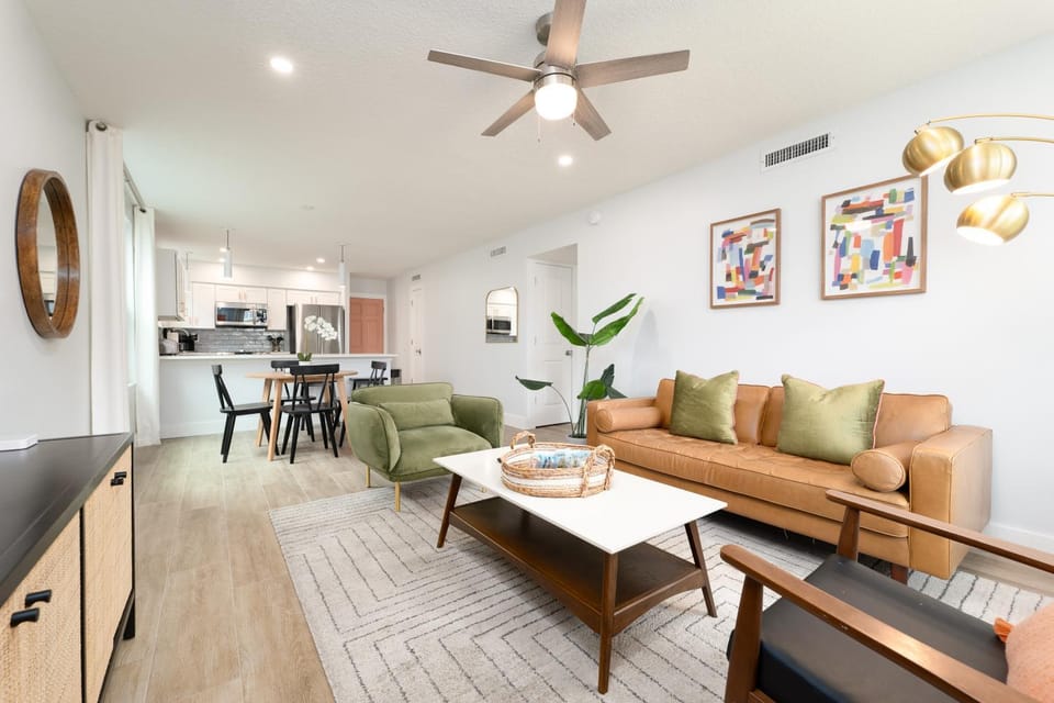 Kitchen or kitchenette, Living room, Seating area, Dining area
