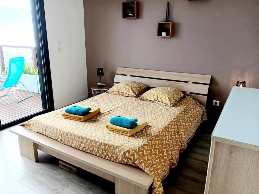Bed, Photo of the whole room, Bedroom, towels