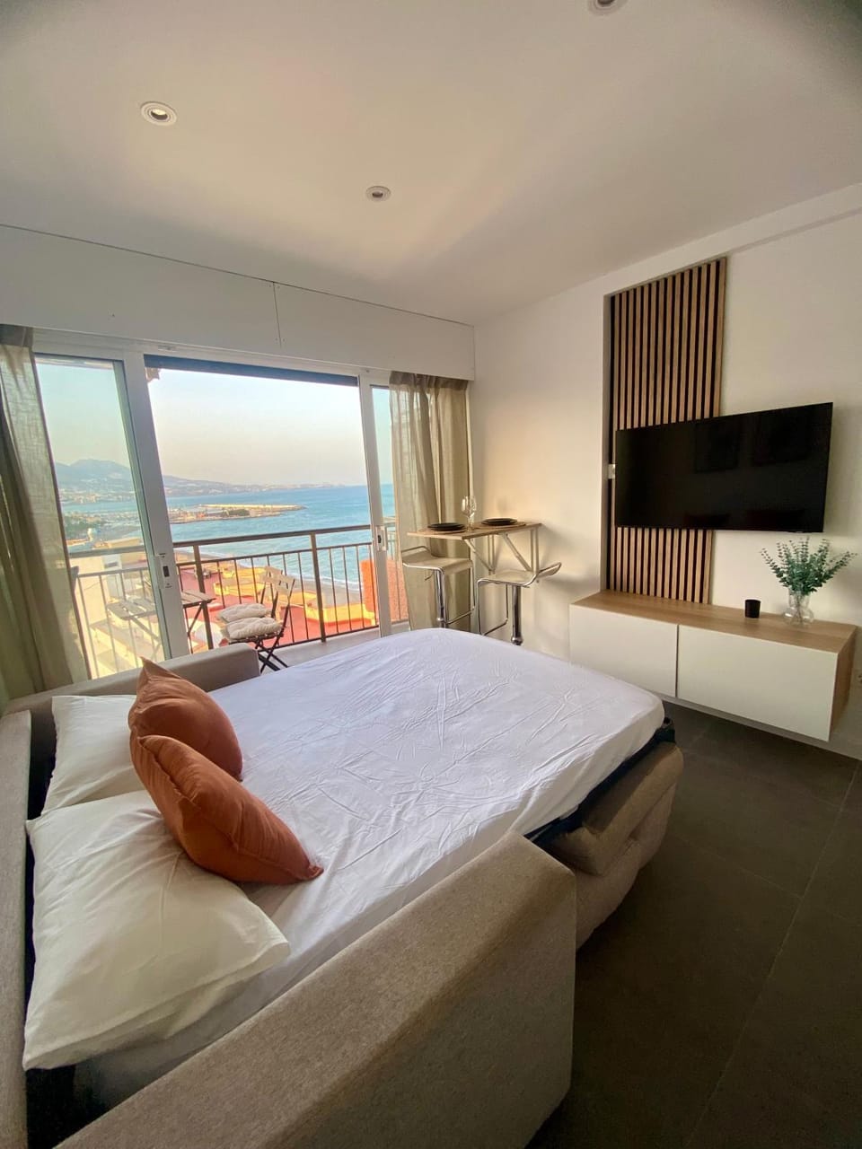 Communal lounge/ TV room, Bed, TV and multimedia, View (from property/room), Living room, Seating area, Sea view