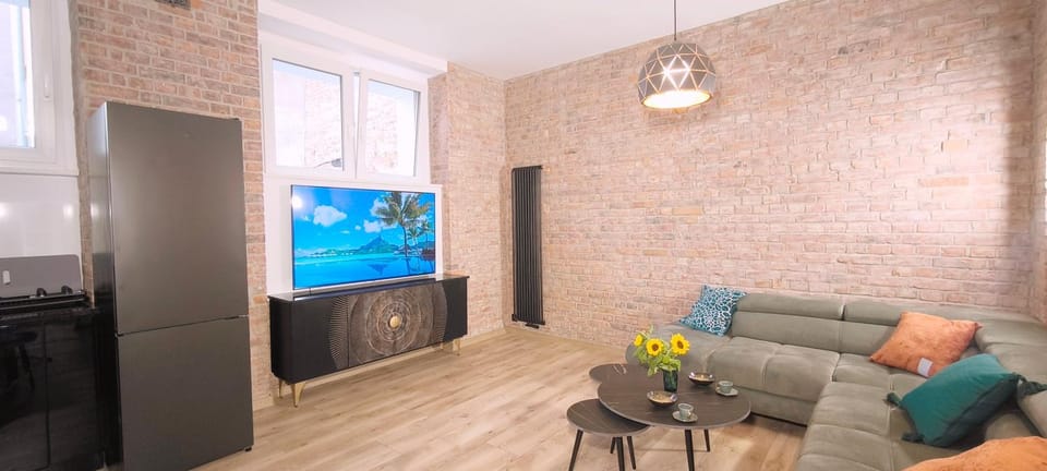 TV and multimedia, Living room, Evening entertainment