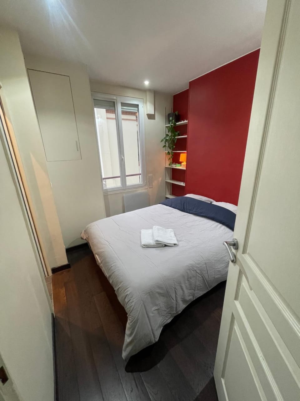 Bed, Bedroom, towels