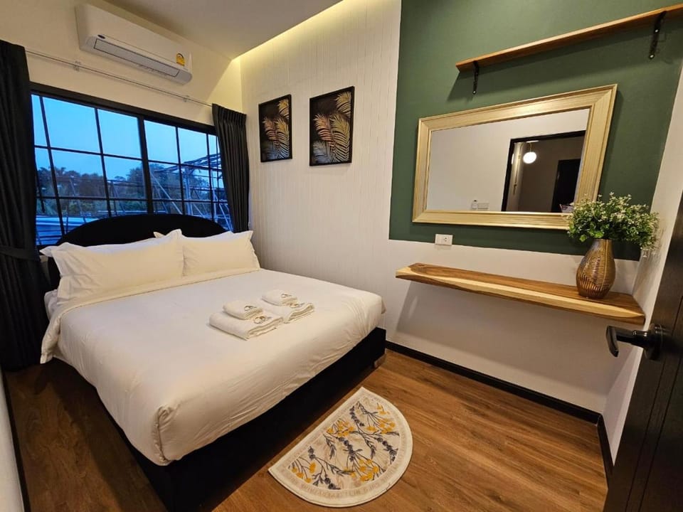Bed, Photo of the whole room, Bedroom