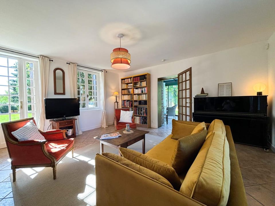Library, TV and multimedia, Living room, Seating area
