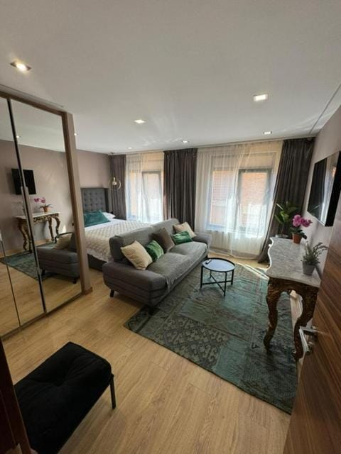 Piso de dos dormitorios con reforma de diseño Apartment in Baix Empordà