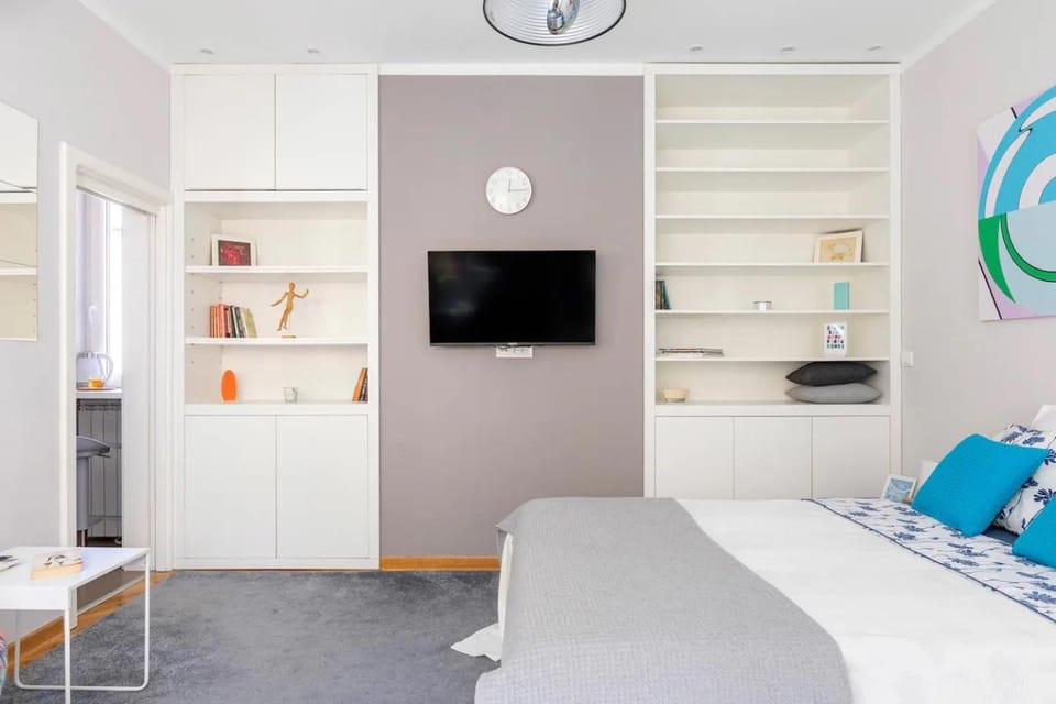 Bed, TV and multimedia, Photo of the whole room, Bedroom