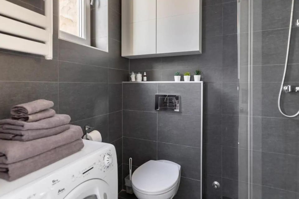 Shower, Toilet, Bathroom, towels, washing machine