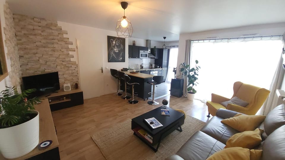TV and multimedia, Kitchen or kitchenette, Living room, Seating area