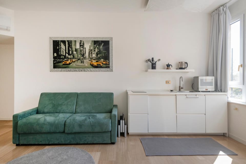 Coffee/tea facilities, Kitchen or kitchenette, Living room
