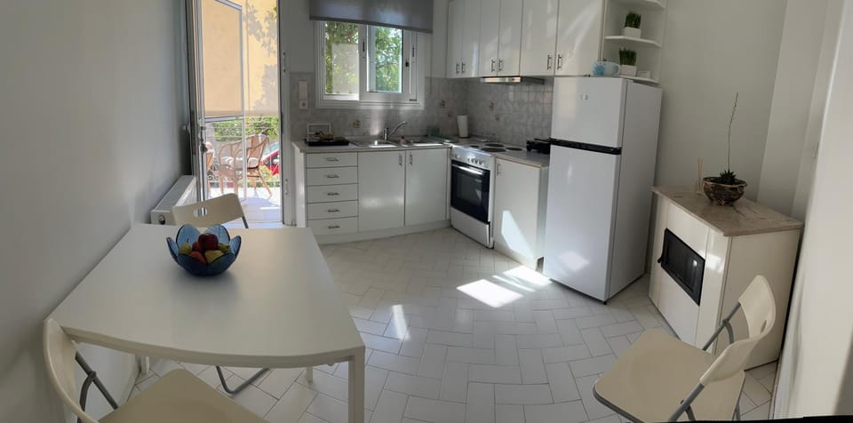 Kitchen or kitchenette, Dining area, oven