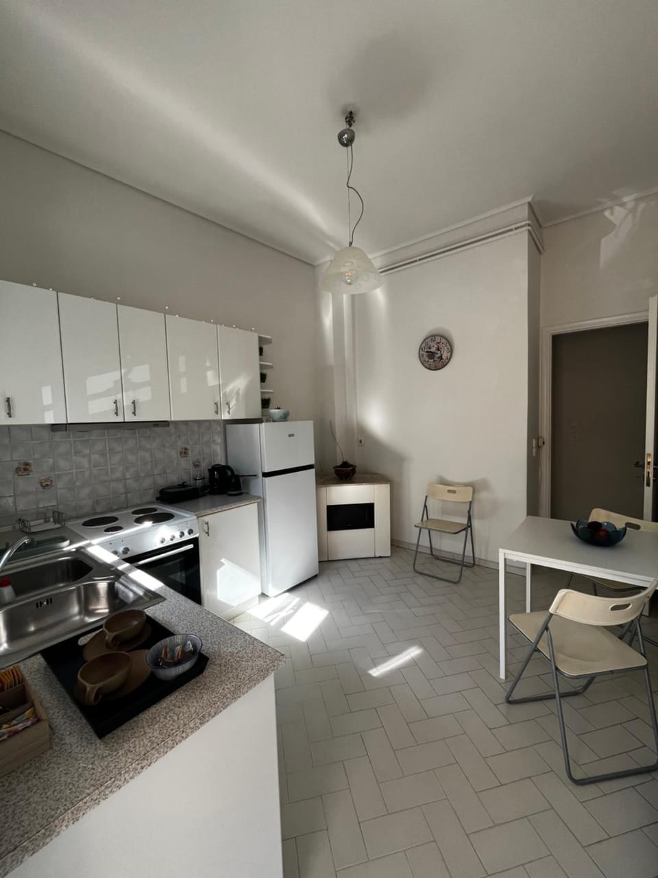 Kitchen or kitchenette, Dining area, stove