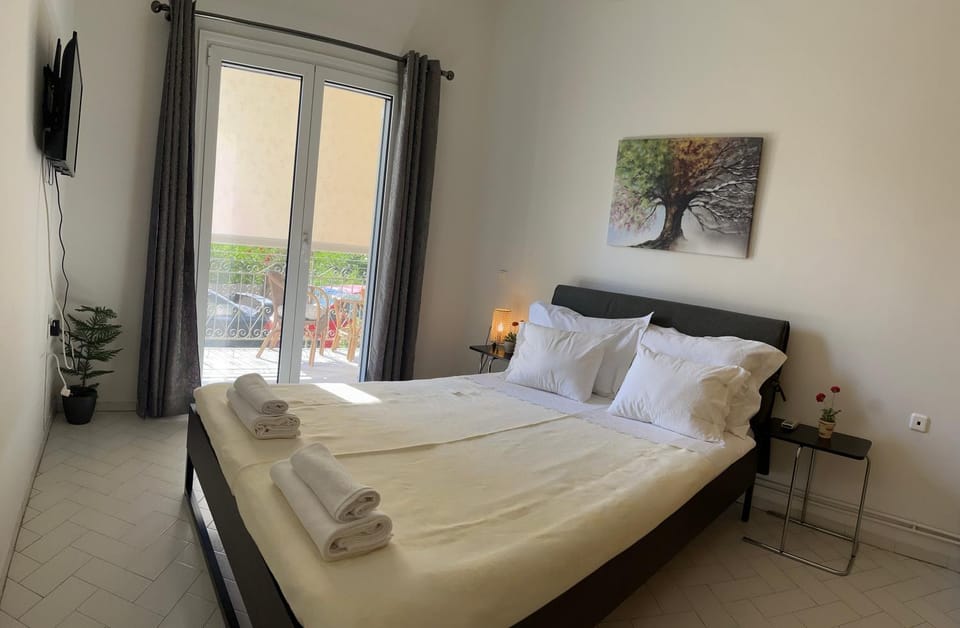 Bed, TV and multimedia, Bedroom, towels
