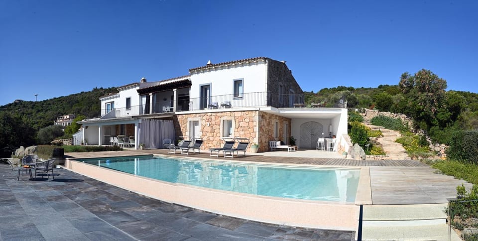 Suite deluxe in Villa Amaca angolo di paradiso con piscina riscaldata e sauna a raggi infrarossi Bed and Breakfast in Sardinia