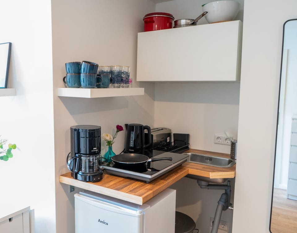 Coffee/tea facilities, Kitchen or kitchenette, stove, toaster