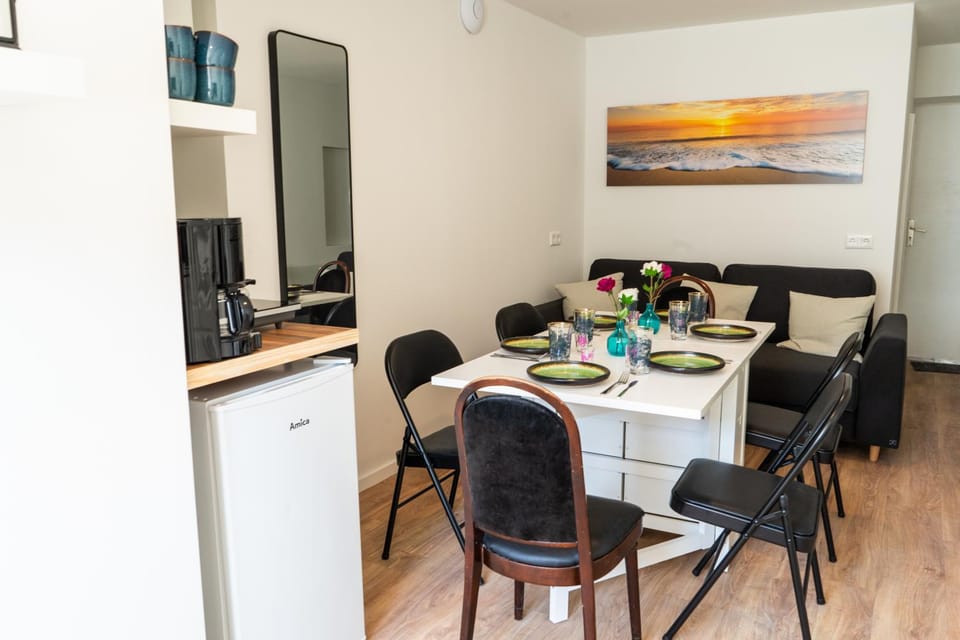 Kitchen or kitchenette, Living room, Seating area, Dining area