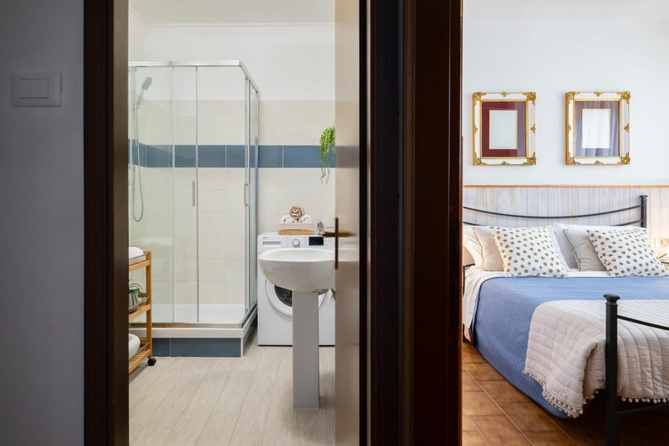 Shower, Bathroom, Bedroom, towels