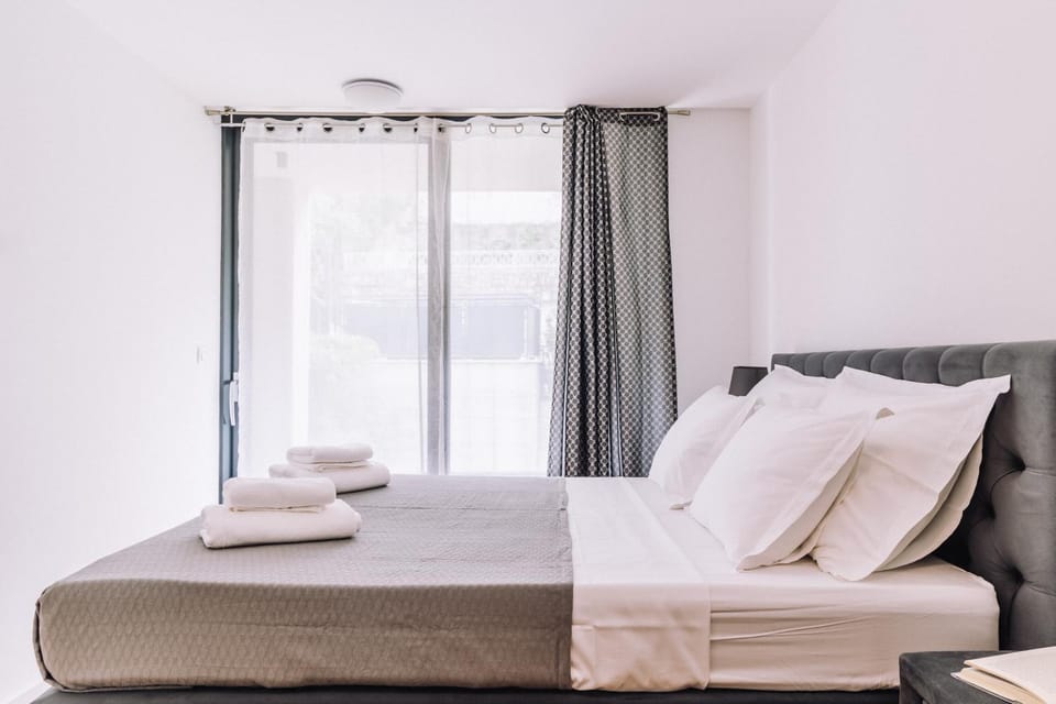 Bed, Photo of the whole room, Bedroom, towels