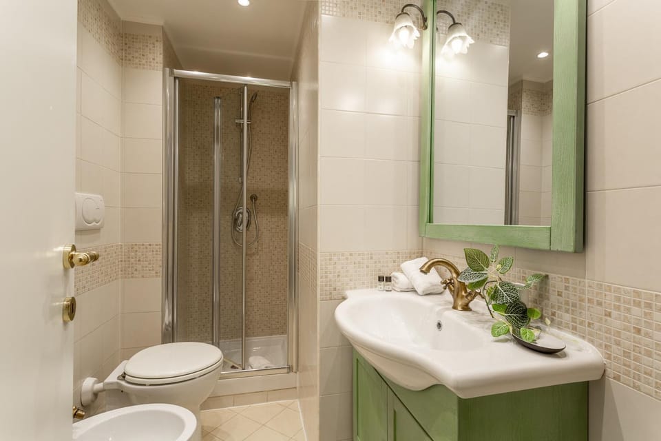 Shower, Toilet, Bathroom, bidet, towels