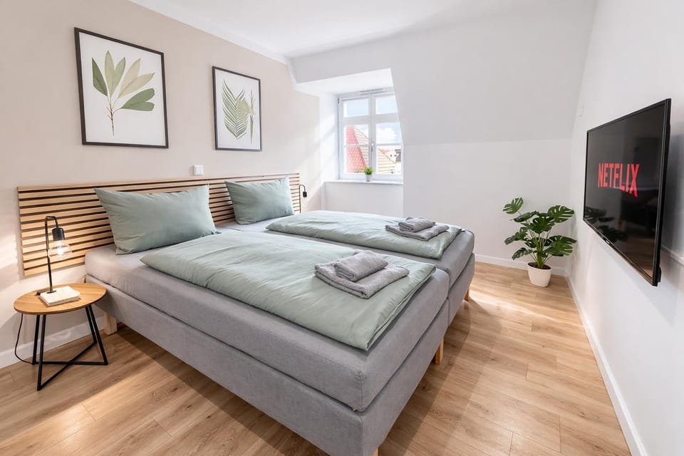 Bed, TV and multimedia, Photo of the whole room, Bedroom