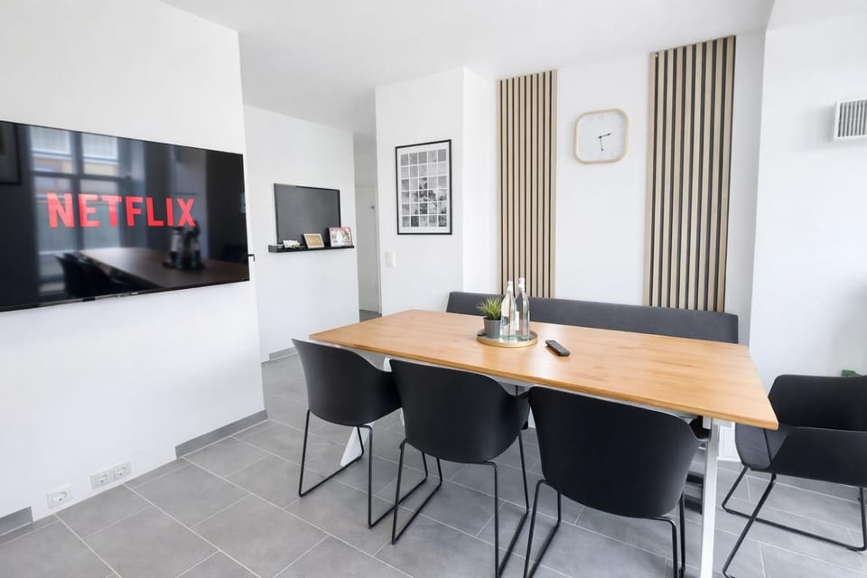 TV and multimedia, Seating area, Dining area