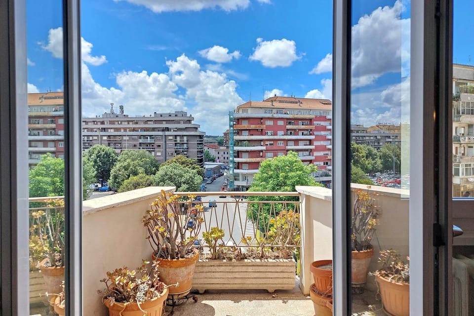 Comfy home for family next to Metro Apartment in Rome