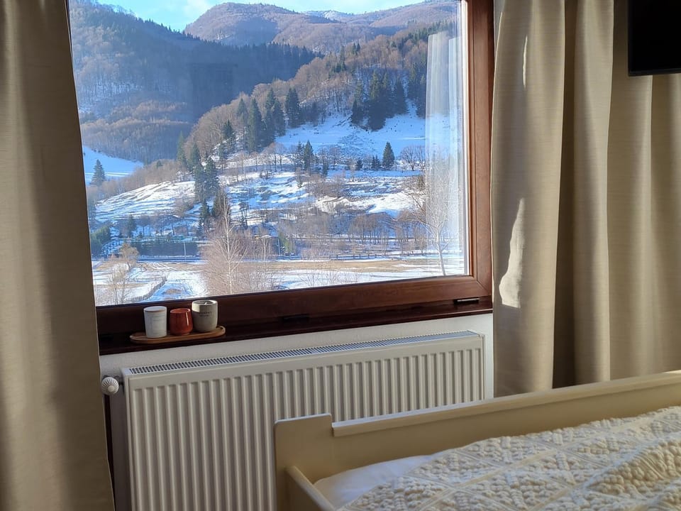 Natural landscape, Bedroom, Mountain view