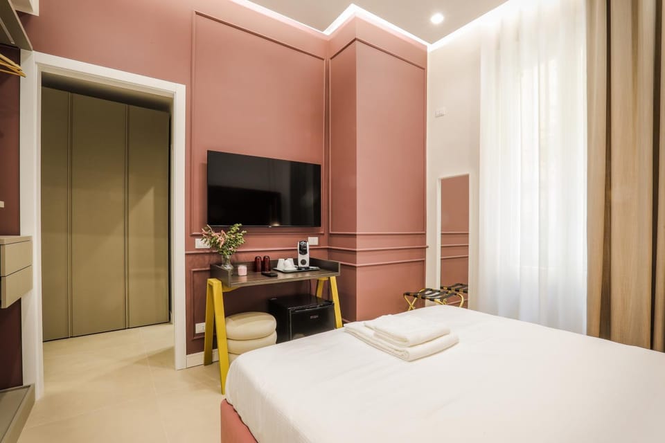 Bed, TV and multimedia, Photo of the whole room, Bedroom